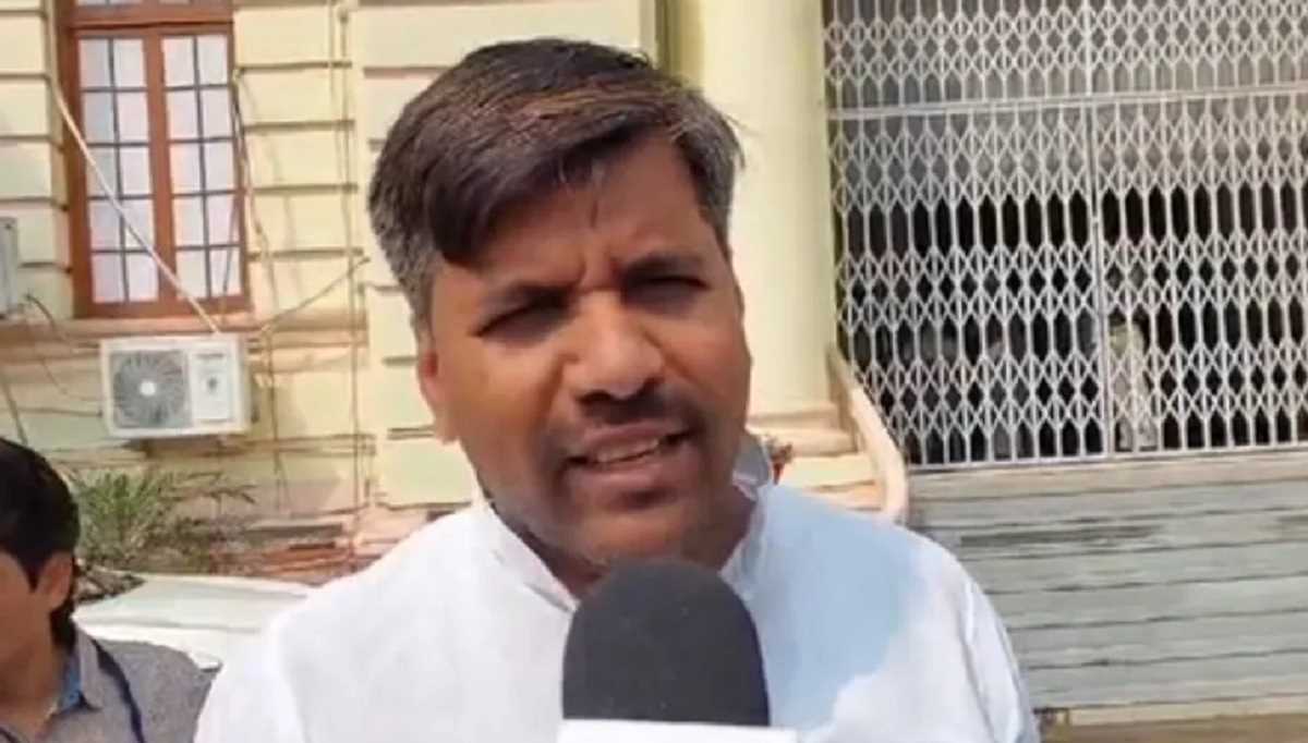 नीतीश कुमार खुद को धर्मनिरपेक्ष बताते हैं तो हरिभूषण ठाकुर पर कार्रवाई करें : मुकेश यादव